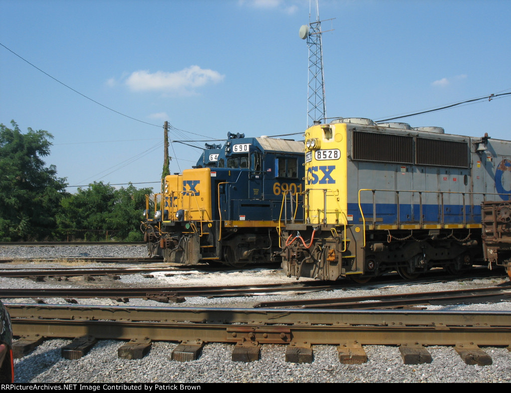 CSX 8528 & 6901